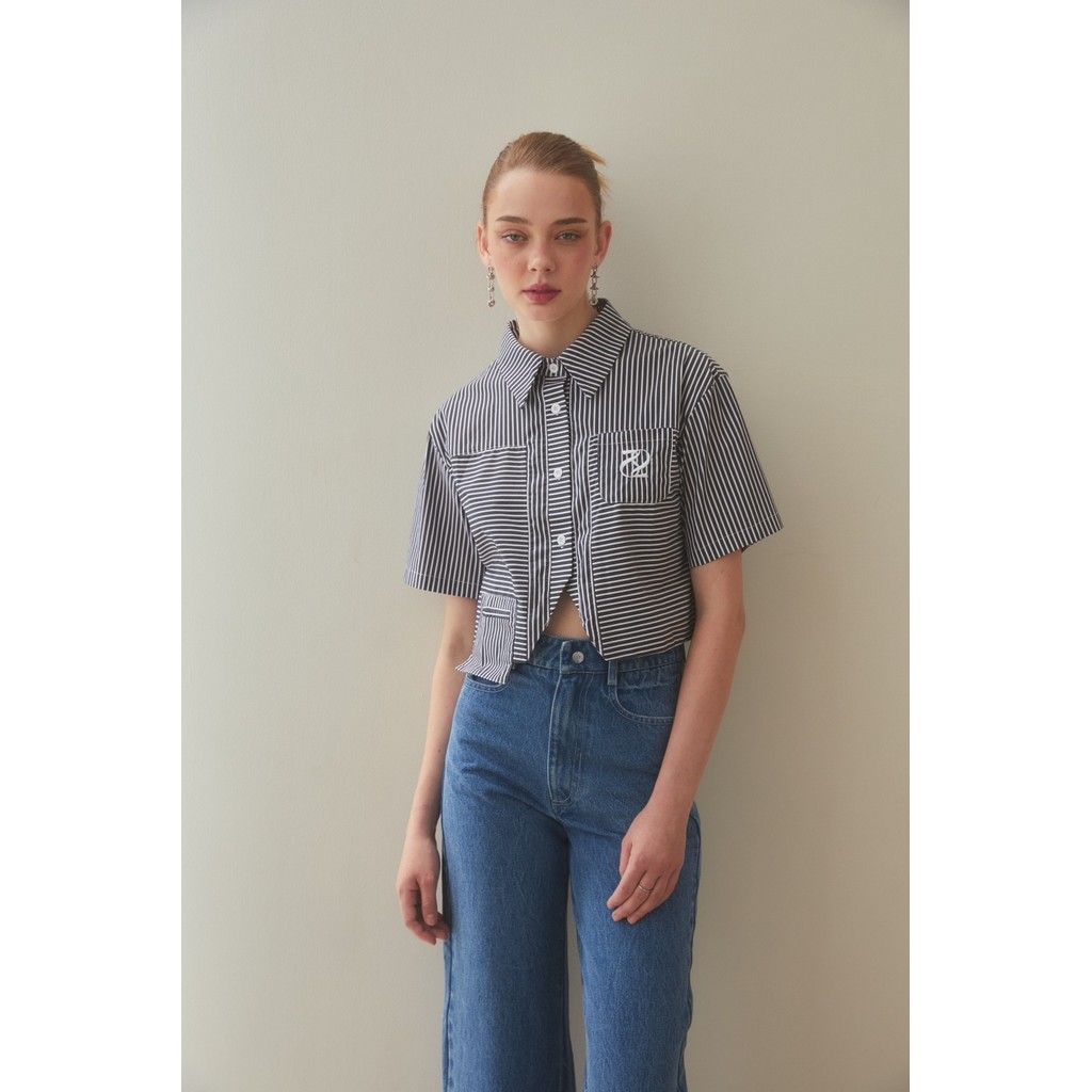 Twotwice -Robust Crop Shirt เสื้อเชิ้ตครอป ปักโลโก้