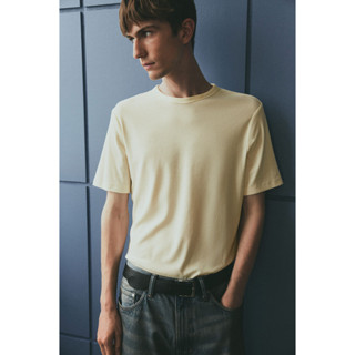 H&M(เอชแอนด์เอ็ม) เสื้อยืดแบบ Slim Fit ที่มีดีไซน์ Ribbed ผู…