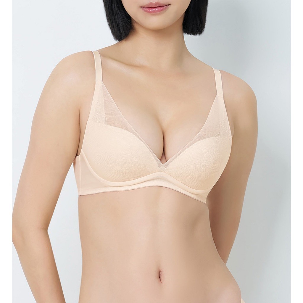 TRIUMPH เสื้อชั้นในไม่มีโครงแบบดันทรง รุ่น Smooth Sensation MHU DV-R รหัส 10217216 สีครีม 00CS — صورة 3
