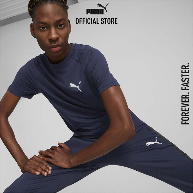PUMA BASICS - เสื้อยืดผู้ชาย EVOSTRIPE สีฟ้า - 67592806