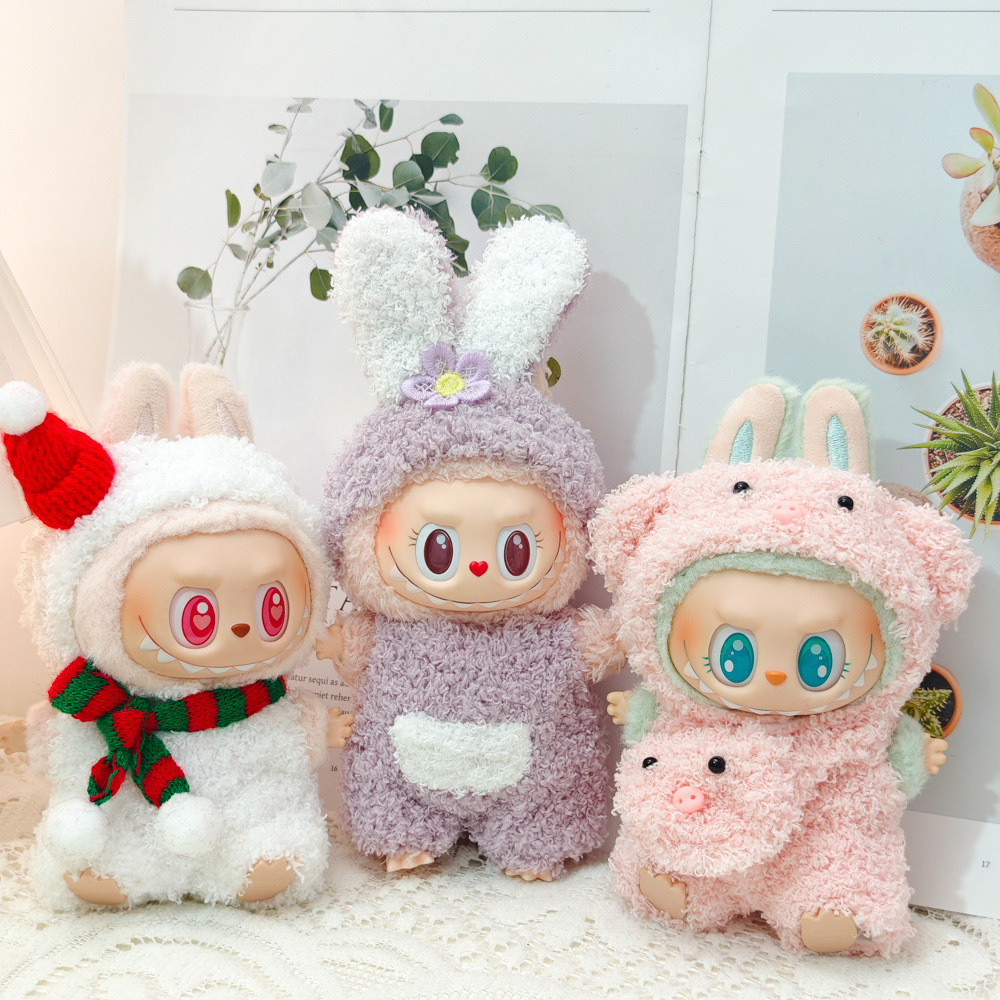 [New Arrival] Labubu V2 exclusive plush onesie ดีไซน์นุ่มพิเศษและน่ากอด ของมันต้องมีสําหรับตุ๊กตาน่ารัก วัสดุหนังกลับคุณภาพสูง