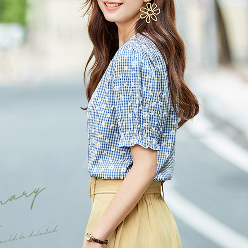 QKshopกต่อ เสื้อแฟชั่นงานเข้าใหม่ ทรงสวย สาวหวานต้องมี รุ่นนี้สกรีนลายดอกเล็กๆ แมทช์ง่ายสวมใส่สบายมาก ราคาถูก รีบเล๊