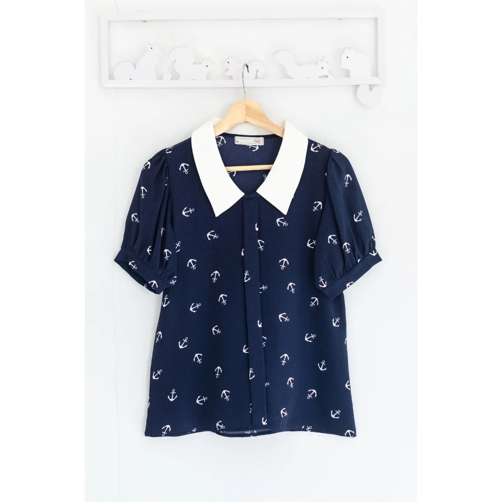 Narinari : MT2604 Point Collar Placket Blouse – Navy Blue ผ้าชีฟองบับเบิ้ล