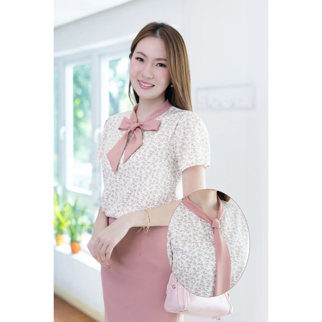 Narinari : NT2501 Bow Neckline Wildflower Blouse เสื้อทำงานลายดอกไม้ – โปรปัง