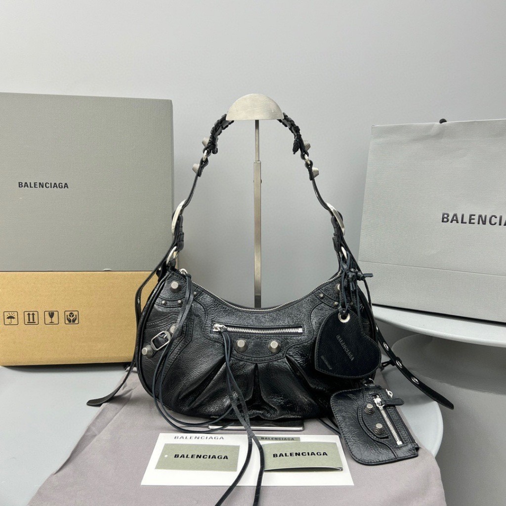 Pre order ราคา11100 Balenciaga Le Cagole 92718 กระเป๋าแฟชั่น 2size hobo หนังแท้ หนังวัวแท้ กระเป๋าคา