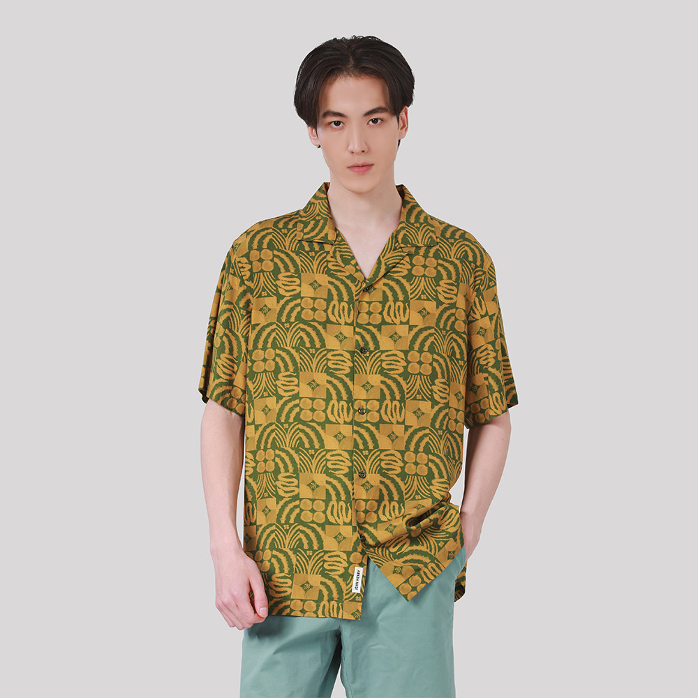 John Henry เสื้อเชิ้ตผู้ชายแขนสั้น ทรงใส่สบาย รุ่น JH S125MSSRL10 - สีเขียว