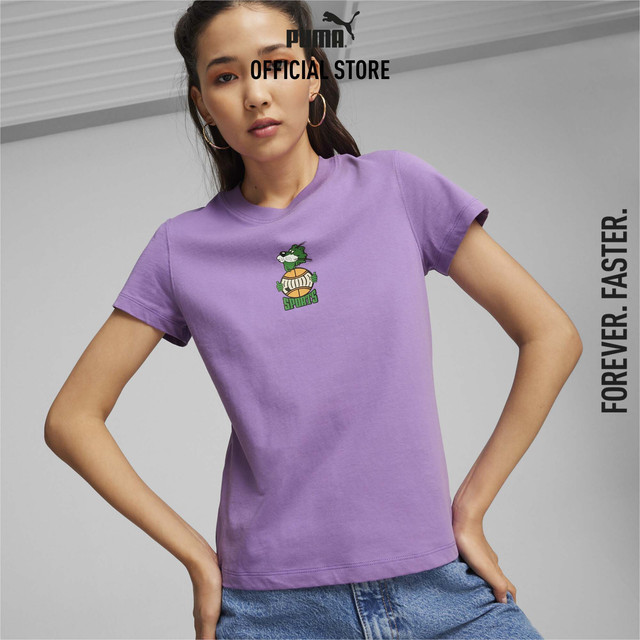 PUMA PRIME/SELECT - เสื้อยืดผู้หญิงลายกราฟิก PUMA TEAM สีม่วง 62434750