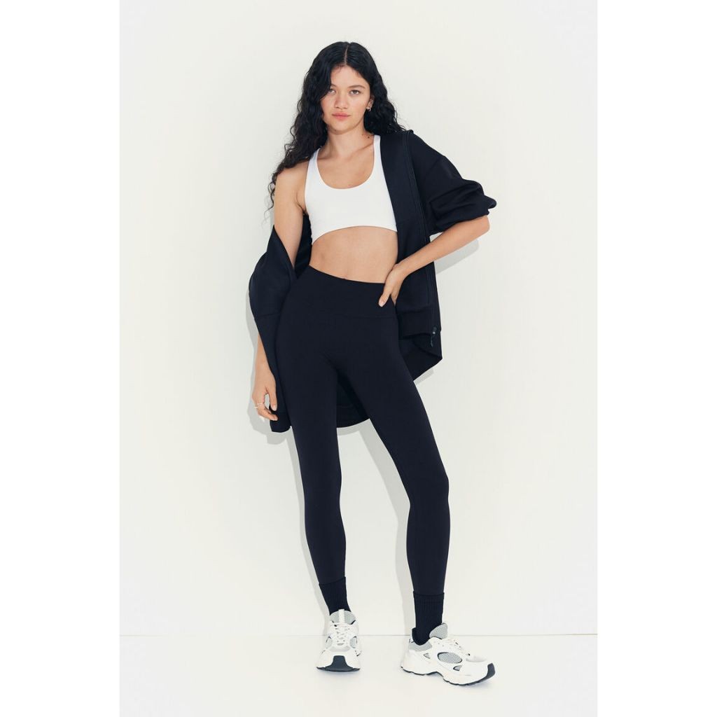 H&M(เอชแอนด์เอ็ม) เสื้อชั้นในกีฬาแบบ Light Support ใน SoftMove™ ผู้หญิง 1258707_1