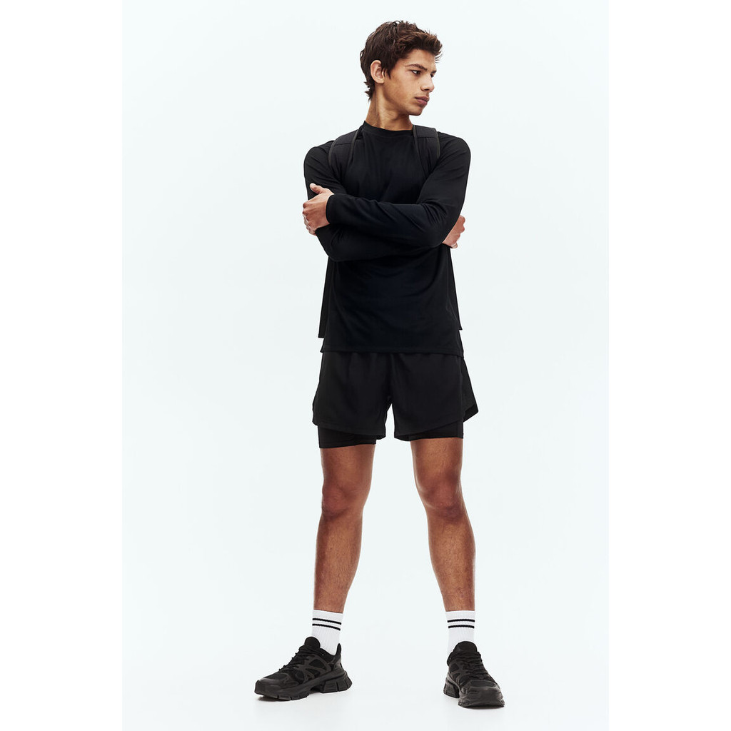 H&M(เอชแอนด์เอ็ม) กางเกงขาสั้นกีฬาแบบสองชั้นพร้อมเทคโนโลยี DryMove™ ผู้ชาย 1252016_1