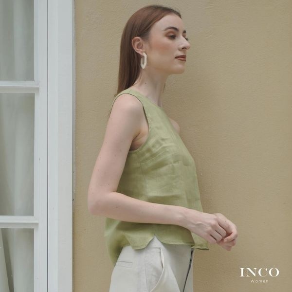 INCO เสื้อคอกลมแขนกุด ชายโค้ง ผ้าลินิน เสื้อแขนกุดทรงเบสิก ที่มีดีเทลการเล่นตะเข็บเฉียง ทำมุมโค้งที่