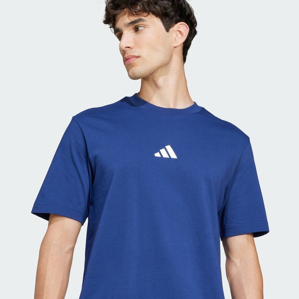 adidas ไลฟ์สไตล์ เสื้อยืดผ้าซิงเกิลเจอร์ซีย์ Essentials Small Logo ผู้ชาย สีน้ำเงิน JF1093 ราคา ถูกที่สุด ดีลบีเคเค แกลเลอรีภาพที่ 7