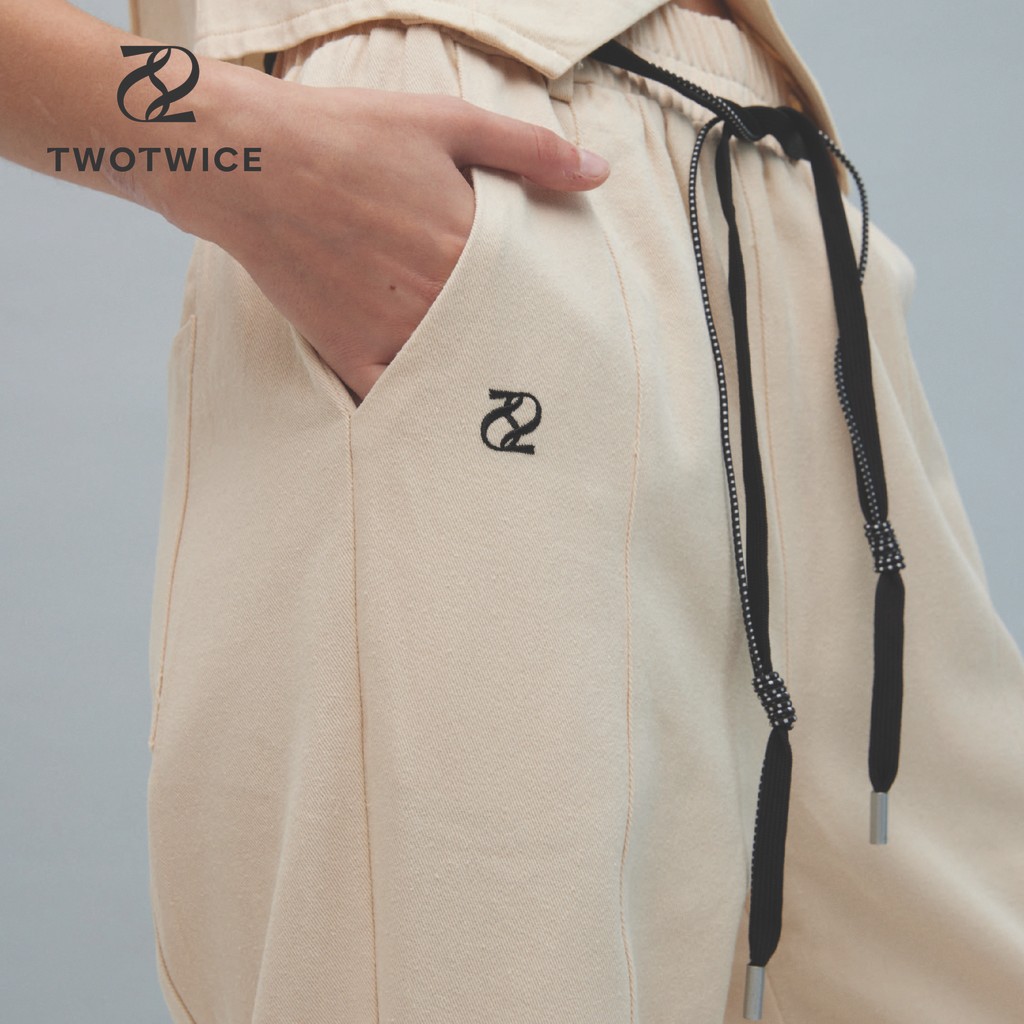 Twotwice - TW LOGO Loose Jeans - กางเกงขายาวทรงตรง ปักโลโก้ด้านข้าง เชือกผูกสีดำสามารถถอดออกได้