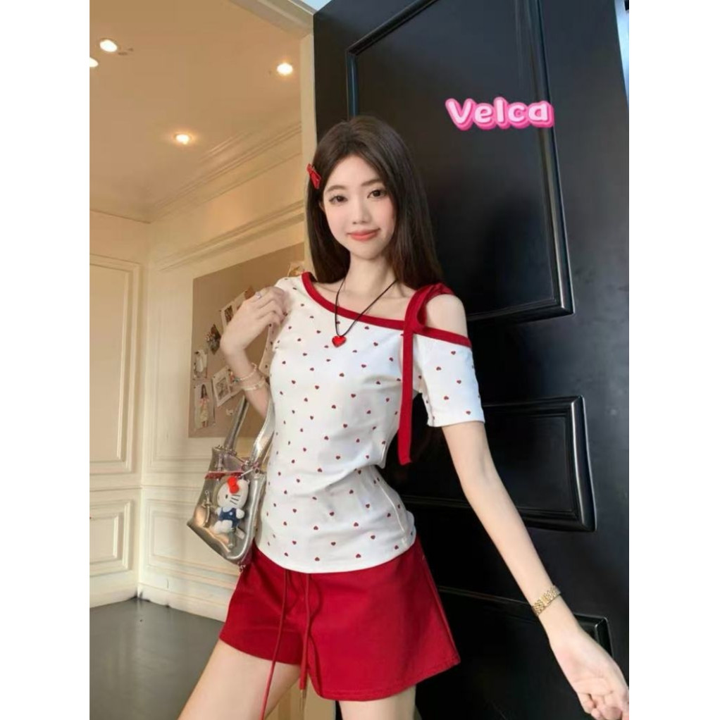 พร้อมส่งในไทย เสื้อยืดแขนสั้นเปิดไหล่ข้างเดียว ดีเทลสายผูกไหล่ ลายหัวใจเต็มตัว น่ารักมาก ไหล่เฉียง