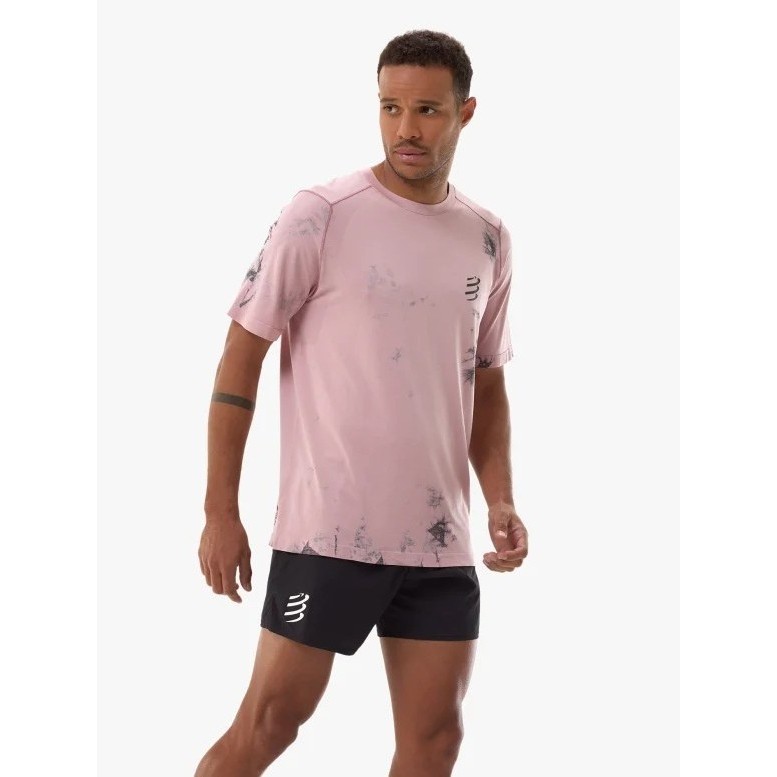 COMPRESSPORT เสื้อวิ่งแขนสั้น ผู้ชาย PERFORMANCE TSHIRT MEN ลิมิตเต็ท Eat My Dust สีมัดย้อม ใส่วิ่ง เล่นกีฬากลางแจ้ง