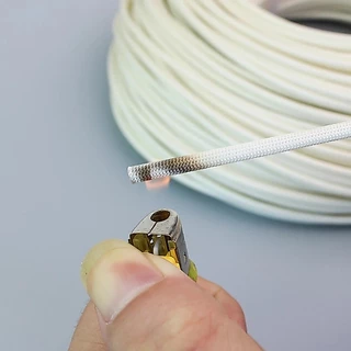 ท่อไฟเบอร์อ่อนถักสีขาวสายฉนวนกันความร้อน600°C ท่อไฟเบอร์กลาส Sleeving อุณหภูมิสูงขนาด 1-50 มม. เส้นผ่านศูนย์กลาง