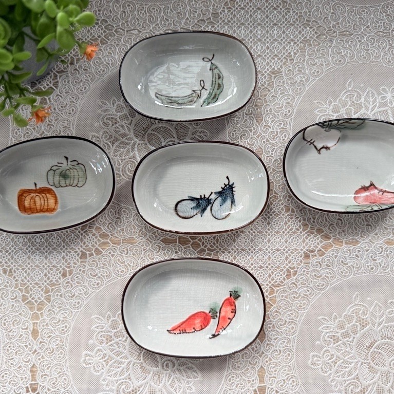 ชุดจานเครื่องเตียง/จานซอสเซรามิกทรงรียกขอบ 5 ใบ ลายผัก กว้าง 2.3 นิ้ว ยาว 3.4 นิ้ว สูง 0.6 นิ้ว ใหม่