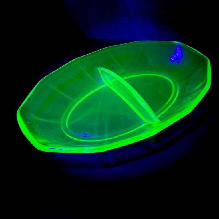 จานยูเรเนียม Federal Glass 2 ช่อง ไซส์ใหญ่ Uranium Glass ผลิตปี 1930s ยุค Depression Glass  ลาย Octa