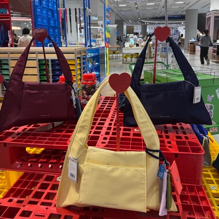Beyond the Vines BTV envelope bag กระเป๋า สะพายข้าง ไม่รวมพวงกุญแจ ไม่รับคืนนะคะ ไม่สั่งเข้ามาเล่นๆน
