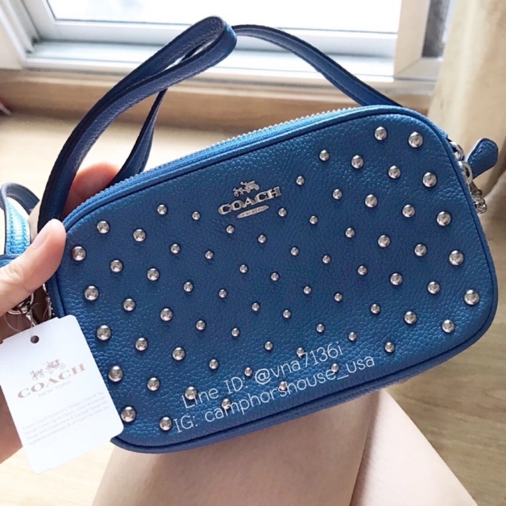 🌟พร้อมส่ง🌟ของแท้💯🇺🇸รุ่นในช็อป🎉 CROSSBODY CLUTCH IN POLISHED PEBBLE LEATHER WITH OMBRE RIVETS  กระเป๋