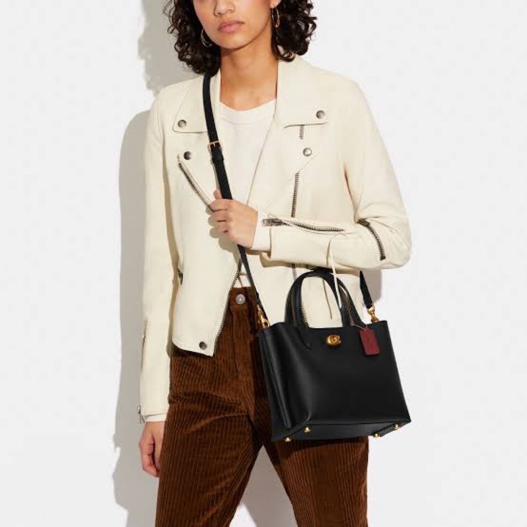 กระเป๋าโท้ท Coach Willow Tote 24 สีดำ ขนาด 24 ซม. หนังลายกรวดขัดเงา