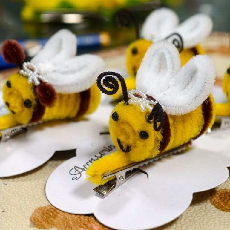 กิ๊ปติดผมผึ้ง bee hairclip สินค้าแฮนด์เมดจากลวดกำมะหยี่ ราคาต่อชิ้นค่ะ