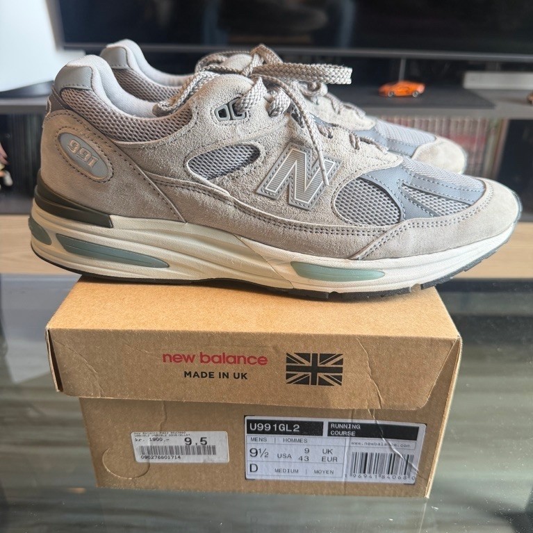 New Balance 991V2 Made in UK U991GL2 Grey US 9.5 EU43 รองเท้ามือสอง พร้อมกล่อง