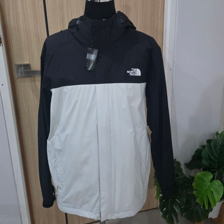 รหัส T026 แจ็กเก็ต The North Face L สีดำ-ขาว มีฮู้ด อก 54” ยาว 33” แขน 31” มือสอง ตำหนิกันน้ำลอกตรงค