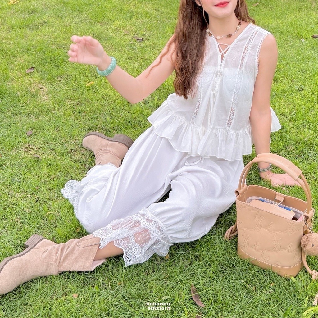 (aunaunn.official) Saint Remy top – เสื้อแขนกุด แต่งลูกไม้ เชือกผูกสานๆด้านหน้า
