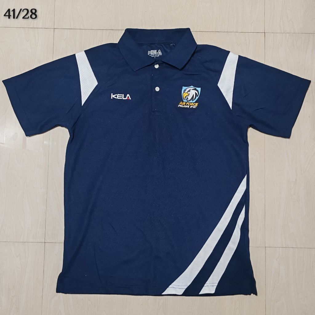 เสื้อโปโลสีน้ำเงินกรมท่า แบรนด์ KELA พร้อมตราสัญลักษณ์สโมสรฟุตบอล Air Force United (แอร์ฟอร์ซ ยูไนเต