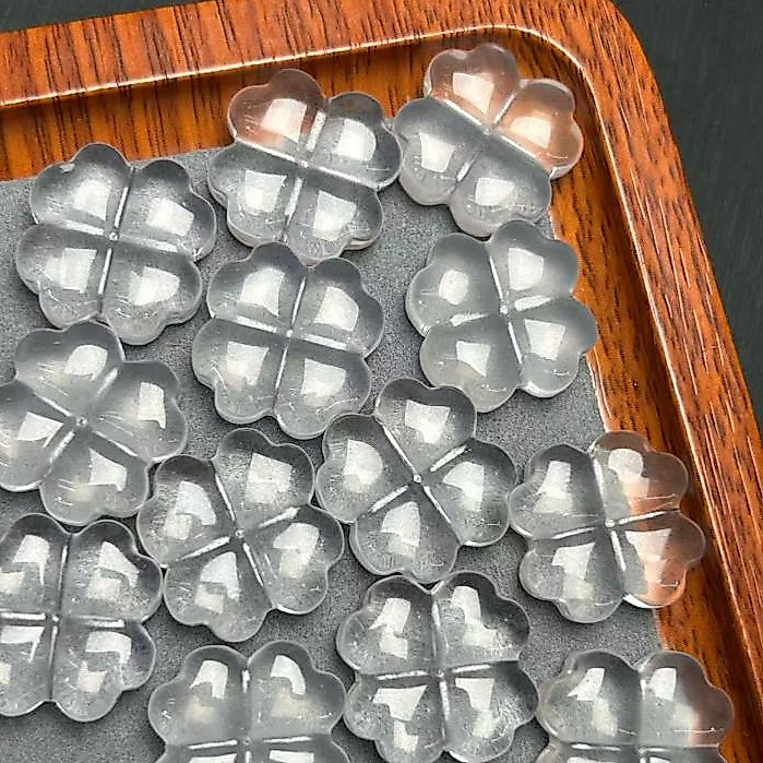 คริสตัลสีขาวธรรมชาติ Four-Leaf Clover ประมาณ 20 มม.ผ่านหลุมแกะสลักชิ้นคริสตัล Hand-Made เครื่องประดับ diy อุปกรณ์เสริม Simple All-Match ของขวัญ