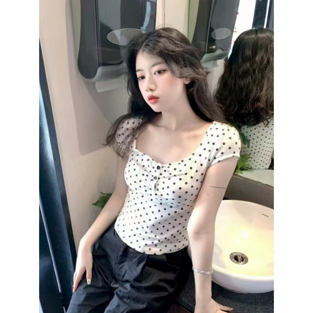 เสื้อแขนสั้นลายจุด  ทรงเข้ารูป   สวมใส่สบาย