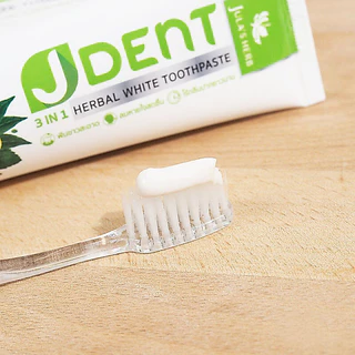 Jula's Herb Jdent 3IN1 Herbal White Toothpaste 70g จุฬา เฮิร์บ ยาสีฟันสมุนไพรสูตรออริจินัล ฟันขาว ลมหายใจสดชื่น.