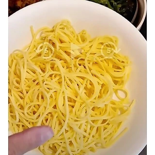 หมี่เบตง ตราลูกท้อ สีเหลือง (เจ) ขนาดบรรจุ 1 ห่อ มี 10 ก้อน น้ำหนัก 314 กรัม ของใหม่จากโรงงาน