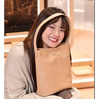 กระเป๋าสะพายข้าง Bobbi Brown Bucket bag สีน้ำตาล ขนาด กว้าง 26 ซม สูง28 ซม กระเป๋าแคนวาส สีน้ำตาลครีม กระเป๋าแบรนด