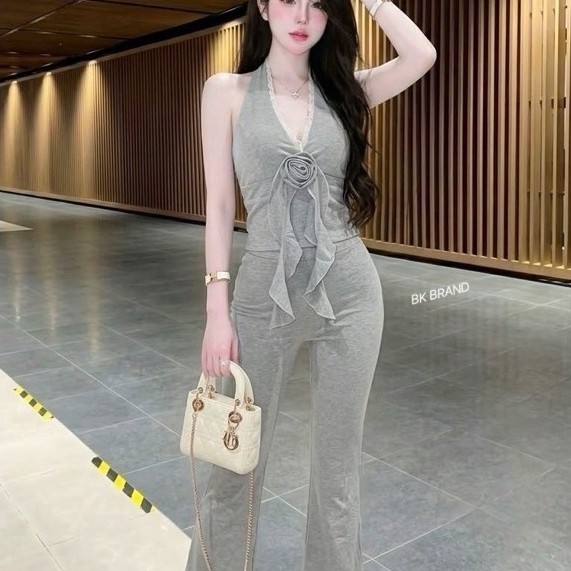 #BK BRAND เซต2ชิ้น คล้องคออกดอกกุหลาบแต่งลูกไม้ มีฟอง มากับกางเกงขาม้าฝยาว  ผ้ายืดสบาย