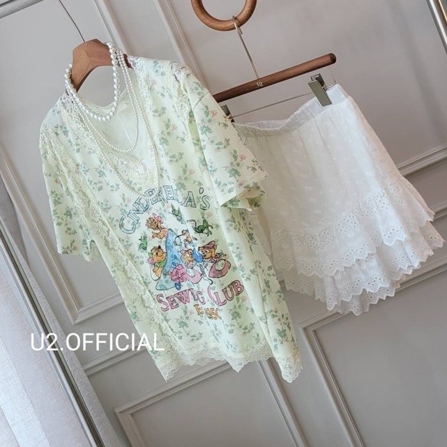 เสื้อยืดคอวี แต่งลูกไม้ เป็นแก๊งค์หนู cinderella's ค่ะโทนสีละมุนสุดๆ น้องเป็นงานปริ้นท์ลายทั้งตัว แต่งลูกไม้สีครีม