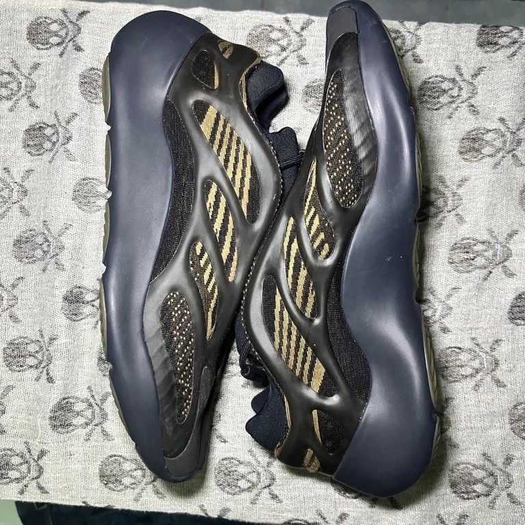 Adidas Yeezy 700 V3 (ไซส์47.5)