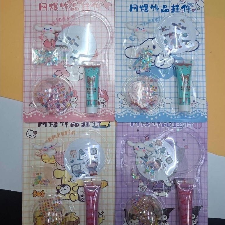 (ยกโหล 12 ชิ้น) No.486 DIY พวงกุญแจ มีสติกเกอร์พวงกุญแจ และกากเพชรสำหรับประดับตกแต่งพวงกุญแจ สุ่มสีสุ่มแบบสุ่มลาย