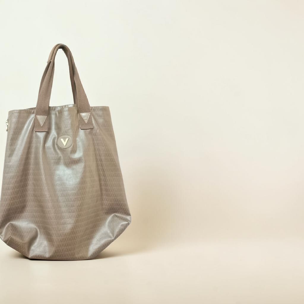 valantino garavani big tote 17"used bags like new good condition and good price original brands