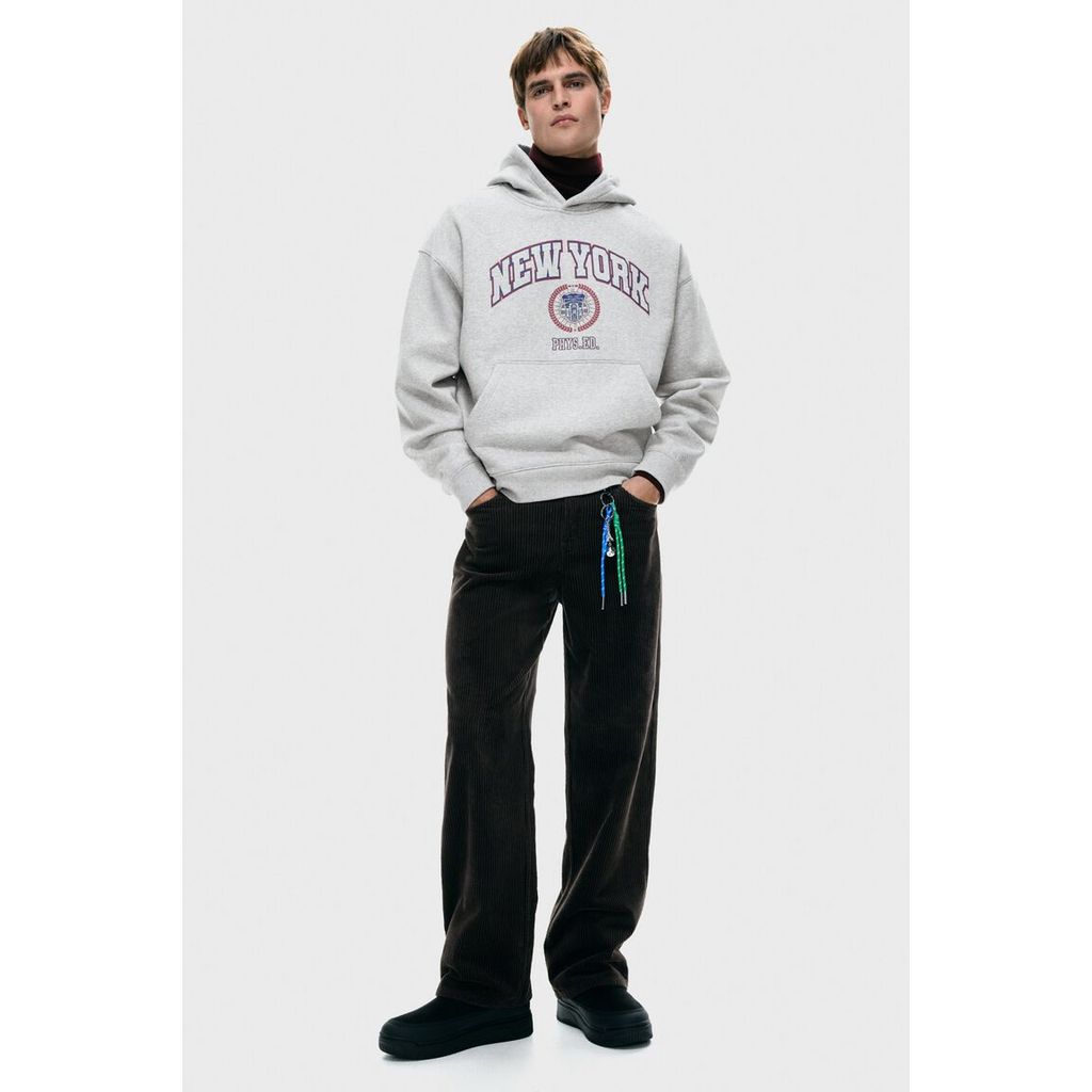 H&M(เอชแอนด์เอ็ม) ฮู้ดดี้ลายพิมพ์ทรงหลวม Men Loose fit printed hoodie 1306586_1