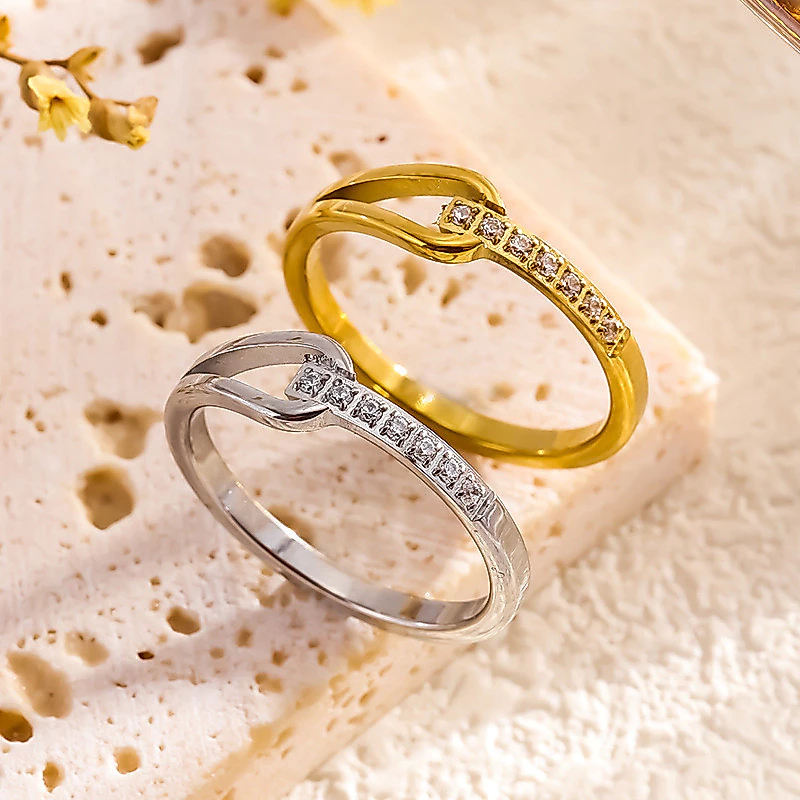 Drop-shaped Diamond-Studded Titanium Steel 18k Gold Ring Female Niche Design All-Match แฟชั่นที่ไม่ซ้ํากัน High-End
