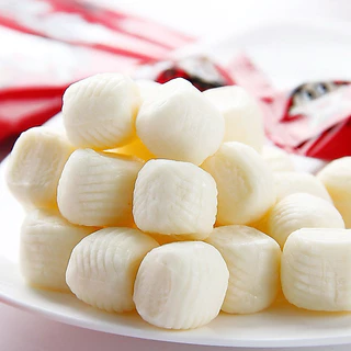 ลูกอมนมแดง ในตำนาน หอมอร่อย เคี้ยวเพลิน 15กรัม 旺旺旺仔牛奶糖