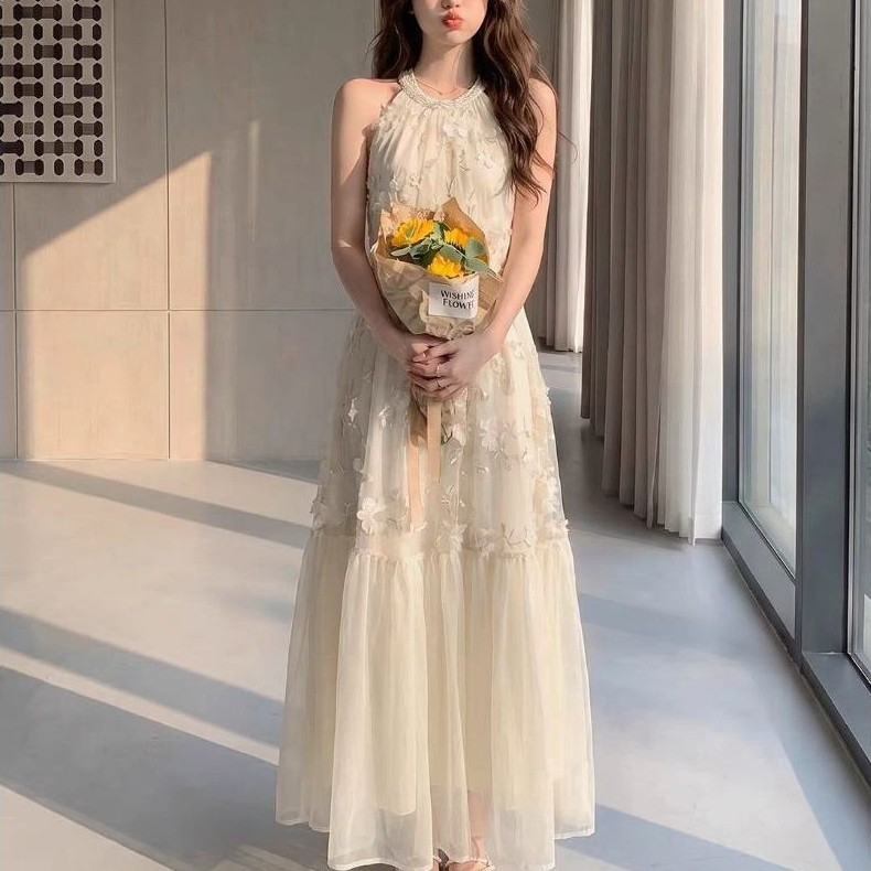 เดรสยาวคล้องคอ แขนกุด ดอกไม้ 4 Dสีมิลค์ครีม แต่งระบาย กระโปรงทรงเค้ก ลุครีสอร์ตหวานละมุน ชุดเที่ยวทะเล