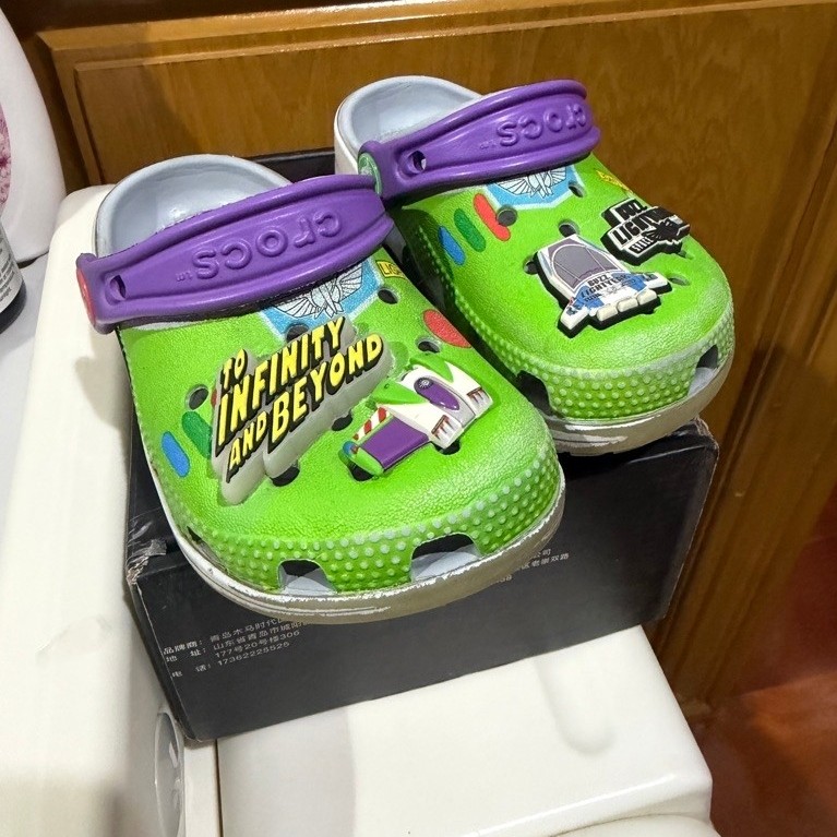 รองเท้าเด็ก Crocs Toy Story Buzz Lightyear ส่งต่อพร้อมจิ๊บบิท