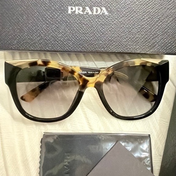 แว่นกันแดด Prada ของใหม่ 💯