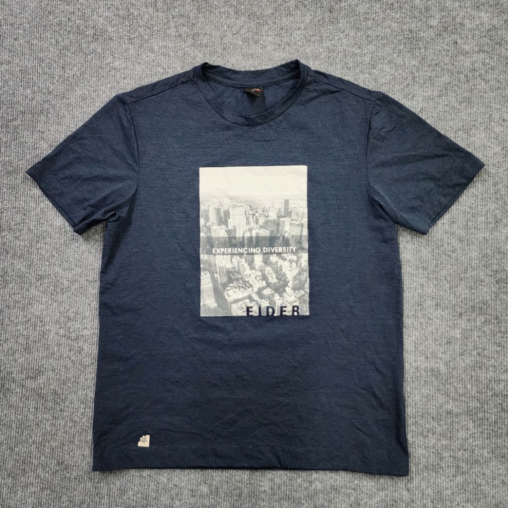 เสื้อยืดแขนสั้น EIDER สีเทาเข้ม/กรมท่า สกรีนลายกราฟิก "EXPERIENCING DIVERSITY" สภาพมือสอง