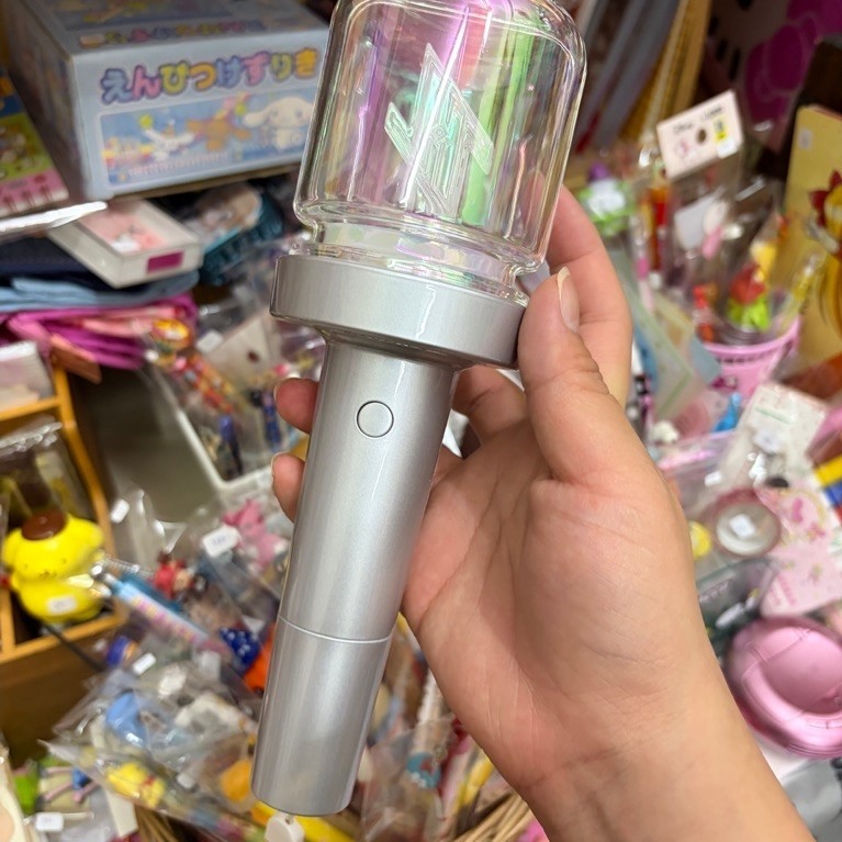 แท่งไฟของวงบอยแบนด์ญี่ปุ่น JO1 รุ่น Ver.2 (JO1 Official Light Stick Ver.2) ที่มีด้ามจับสีเงินและหัวท