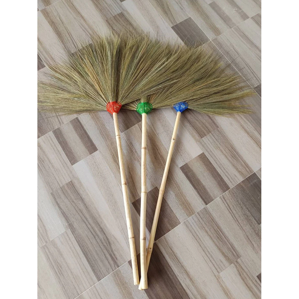 [ส่งฟรี ชนิดหนา]ไม้กวาดดอกหญ้า งานถักมือแข็งแรงทนทาน กำจัดฝุ่นได้ดี 100 บาท ร้านนี้ส่งไว