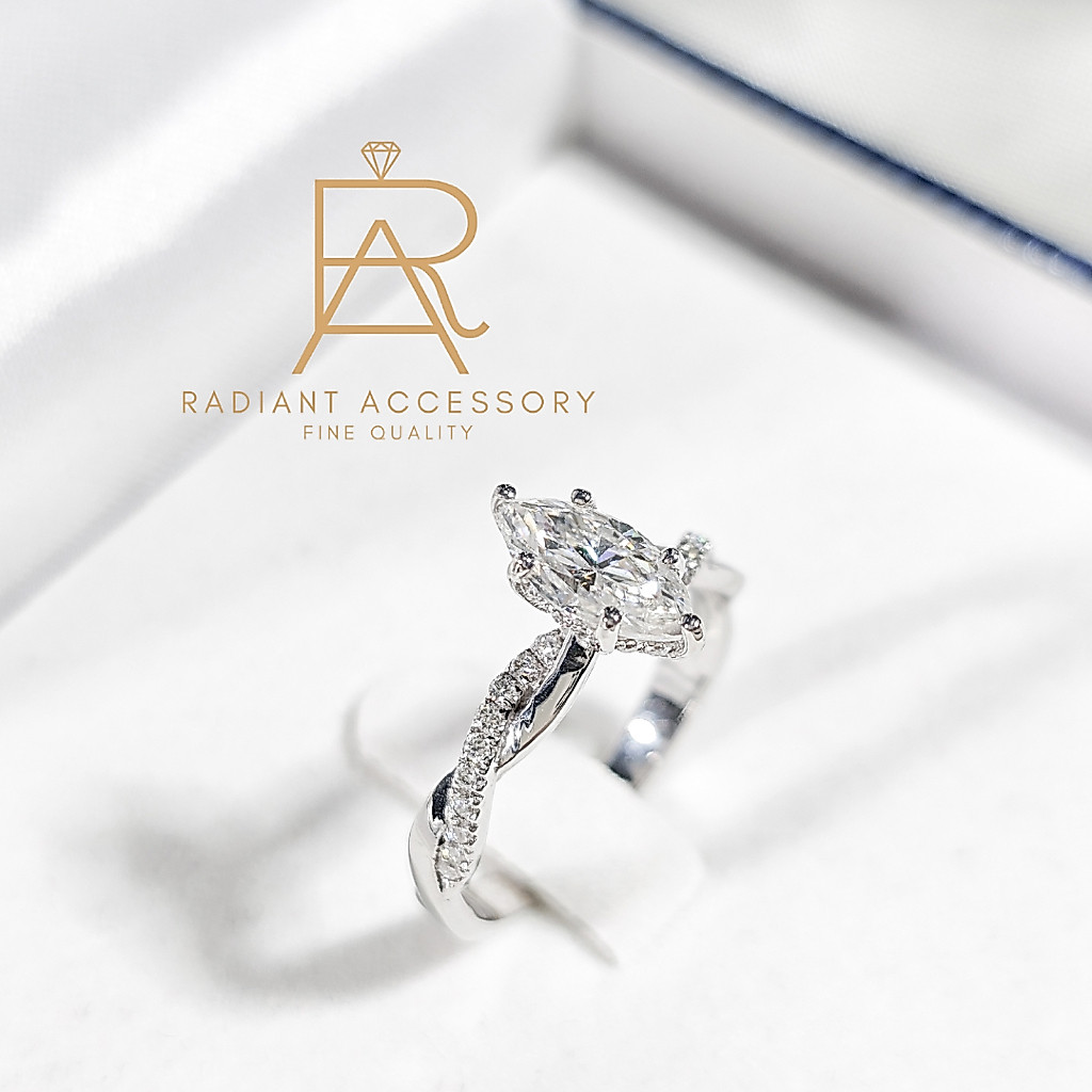 แหวนเงินแท้เม็ดชูฝังเพชร Moissanite 1 กะรัต Marquise cut ก้านลายถัก ฝังบ่าข้าง และ ใต้ฐานชุบทองคำขาว รูปที่ 2