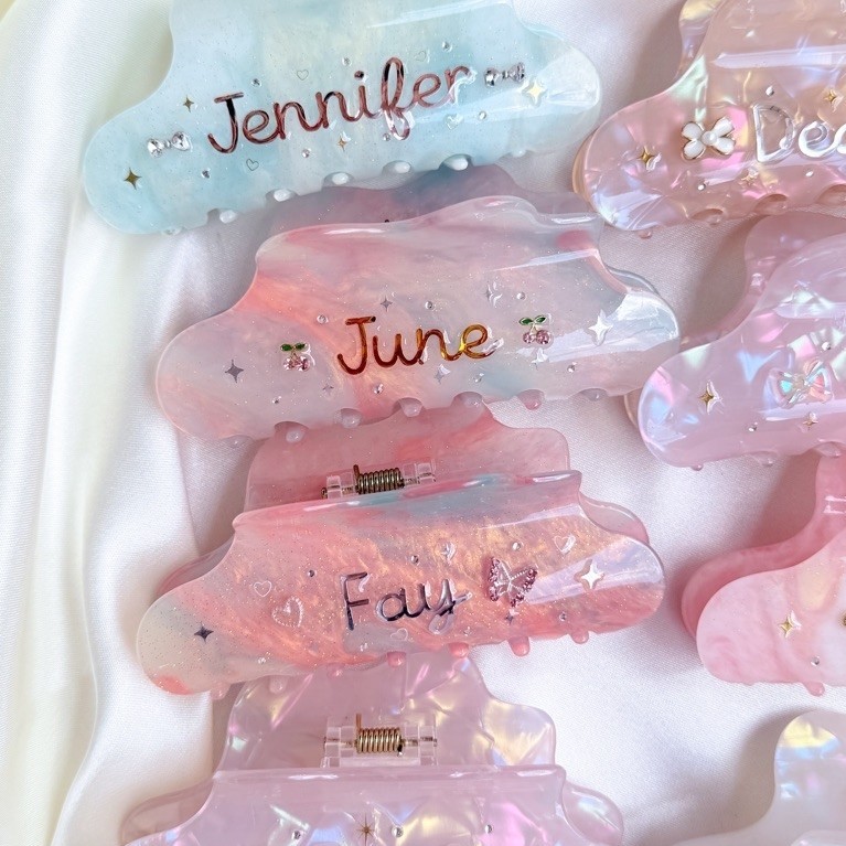 ทักแชทเลือกกิ้ปก่อนกดสั่งซื้อนะคะ กิ๊บติดชื่อ ฟรี!!! เริ่มต้น 59฿ ไม่เกิน 10 ตัวอักษร อ่านรายละเอียดก่อนสั่งซื้อ